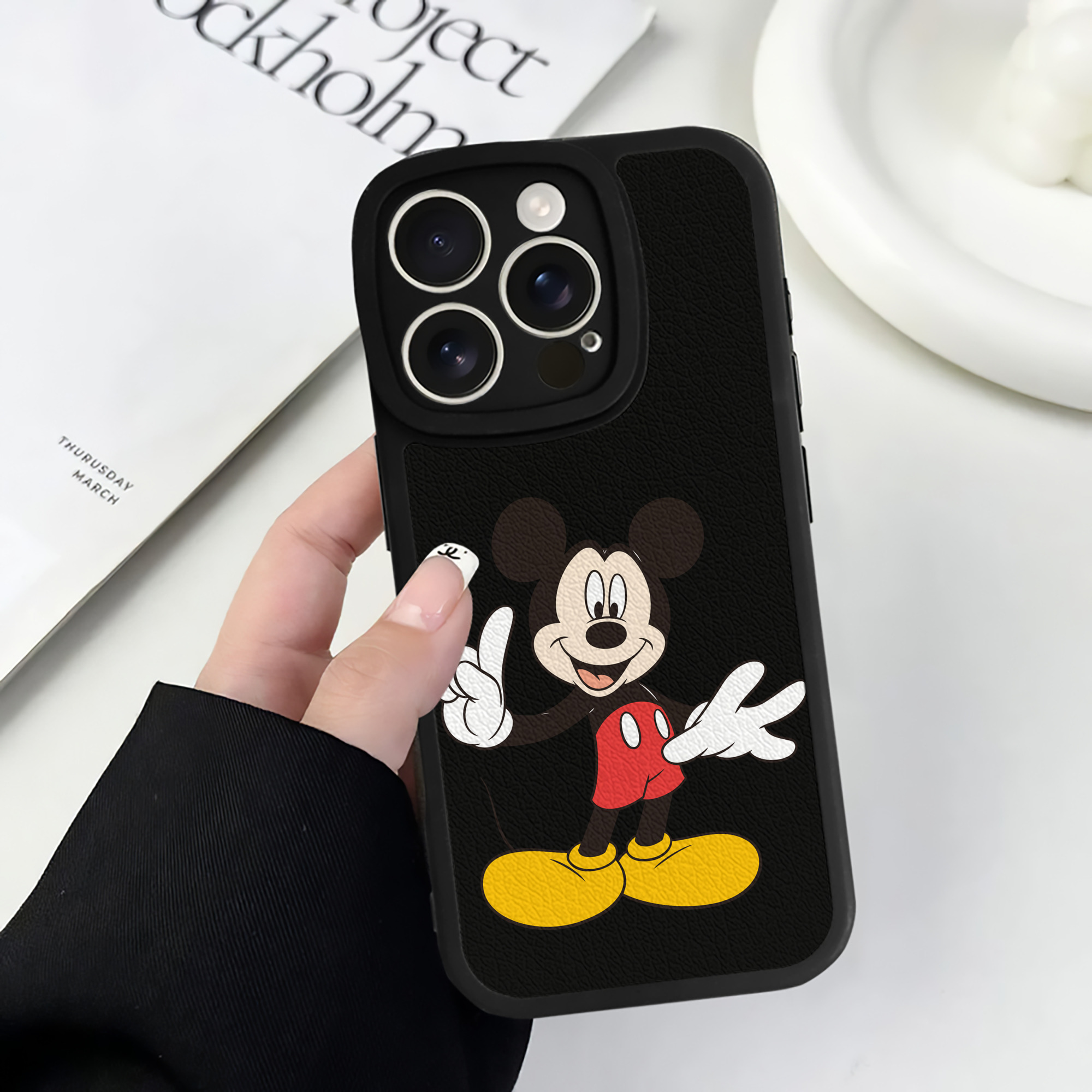 （画像用） ミッキーマウス Mickey Mouse 【iPhone 16シリーズ対応】シリコンスマホケース（レザー調） 材質：シリコン